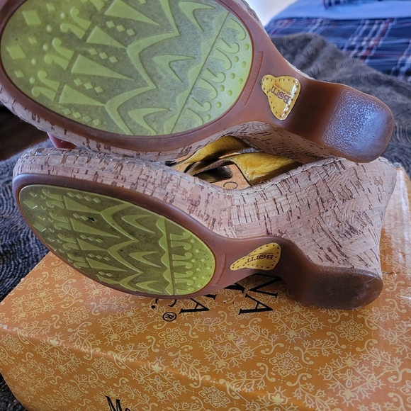BORN "yellow" wedge sandal - Picture 2 of 3
